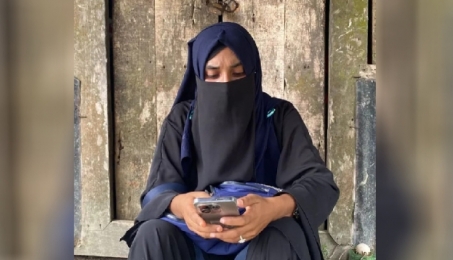 প্রেমিকের বাড়িতে তরুণীর অনশন, বিয়ে না করলে আত্মহত্যার হুমকি