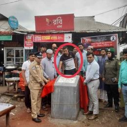 শেরপুরে উপজেলা প্রশাসনের মোড়ক উন্মোচন ও পুষ্পস্তবক অর্পণে আ.লীগ নেতা! সমালোচনার ঝড় 