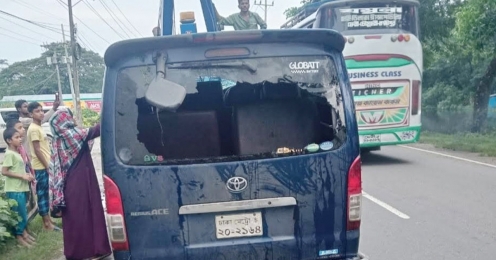 মাইক্রোবাসের চালক ঘুমিয়ে পড়ায় সড়কে ঝরলো একই পরিবারের ৭ প্রাণ