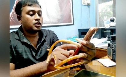৩৩ বছর ধরে হাতের নখ অক্ষত, বিশ্ব রেকর্ডের স্বপ্নে দিনাজপুরের অরুণ!