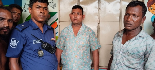 নীলফামারীতে ভিসা প্রতারকের বাড়ি থেকে দুই ভুয়া  ডিবি আটক। 