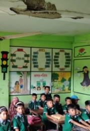 ঝুঁকিপূর্ণ ভবনে পাঠদান, আতঙ্কে শিক্ষক-শিক্ষার্থীরা, অভিভাবকদের ক্ষোভ!