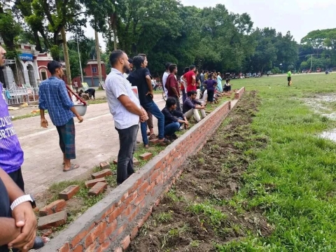 ময়মনসিংহ সার্কিট হাউস মাঠে ‘সালামী মঞ্চে’দেয়াল নির্মাণ বন্ধ করল প্রশাসন