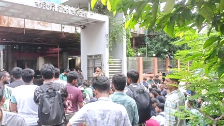 কারিগরি অধিদফতরের সামনে ইঞ্জিনিয়ারিং কলেজ শিক্ষার্থীদের- বিক্ষোভ 