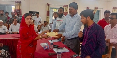 আমতলীতে যুব দিবসে ঋণের চেক বিতরন।