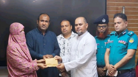নিহত সাংবাদিক তুহিনের পরিবারের পাশে দাঁড়ালেন গাজীপুর জিএমপি কমিশনার, নগদ অর্থ উপহার