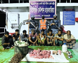 সুন্দরবনে হরিণ শিকারি আটক — সাড়ে ১৩ কেজি হরিণের মাংস ও অবৈধ কাঁকড়া জব্দ