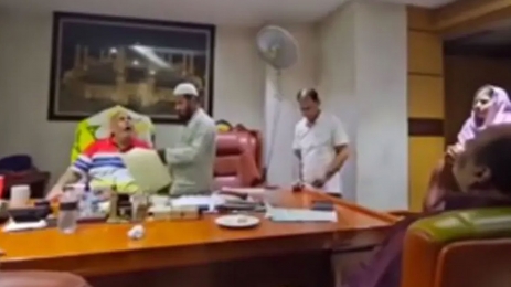 মৃত বাবাকে চেয়ারে বসিয়ে সম্পত্তি লিখে নেয়ার খবরটি ভুয়া