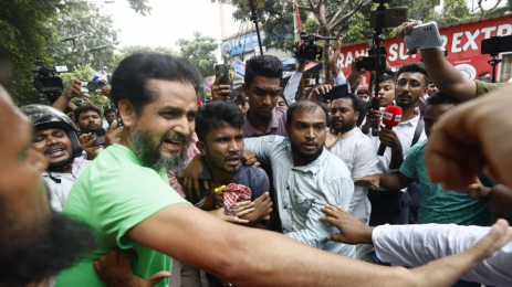বঙ্গবন্ধুর বিধ্বস্ত বাড়িতে শ্রদ্ধা জানাতে গিয়ে মারধর ও হেনস্তার শিকার 