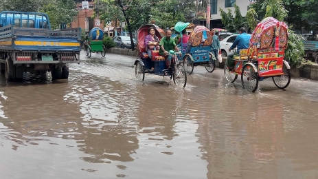 সাতসকালে ঝুম বৃষ্টির দেখা পেল রাজধানীবাসী