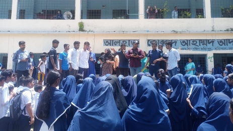 শিক্ষার্থীদের বিক্ষোভে স্থবির ঢাকা-চট্টগ্রাম মহাসড়ক