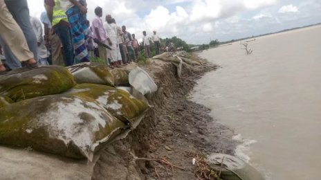 খুলনায় যেকোনো মুহূর্তে বাঁধ ভেঙে ১৩ গ্রাম প্লাবিত হওয়ার আশঙ্কা