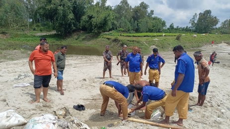 তেঁতুলিয়ায় করতোয়া নদীতে অবৈধ ড্রেজার মেশিনের বিরুদ্ধে প্রশাসনের অভিযান। 