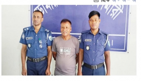 ৫০ বোতল ফেন্সিডিলসহ মাদক ব‍্যবসায়ী আটক। 