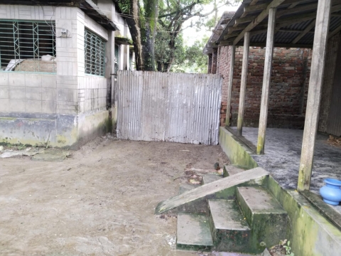 ৭০ বছরের গ্রামীণ রাস্তায় টিনের বেড়া, অবরুদ্ধ ৫ পরিবার ও শিক্ষার্থীরা