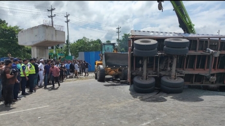 ত্রিমুখী সংঘর্ষে একই পরিবারের চার জন নিহত 