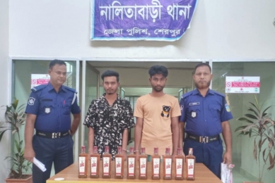 নালিতাবাড়ীতে ভারতীয় মদসহ দুই মাদক কারবারি গ্রেপ্তার