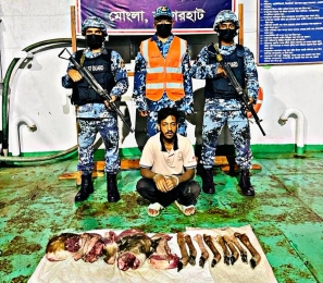 মংলায় কোস্টগার্ডের অভিযানে হরিণের মাংসসহ শিকারি আটক