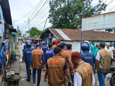 “ময়মনসিংহে ফুটবল ইস্যুতে যুবতীকে মারধর,ভাইকে ছুরিকাঘাত,পুলিশের ওপরও হামলা,আটক ১৭”