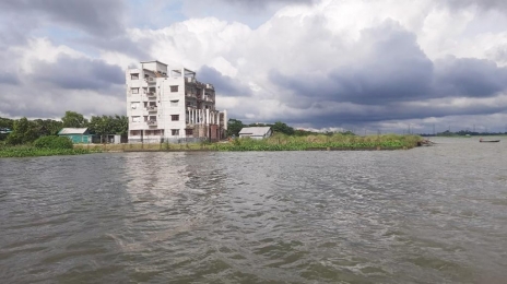 গুলি–ককটেল ছুড়তে ছুড়তে,পুলিশ ফাঁড়িতে ডাকাত দলের হামলা