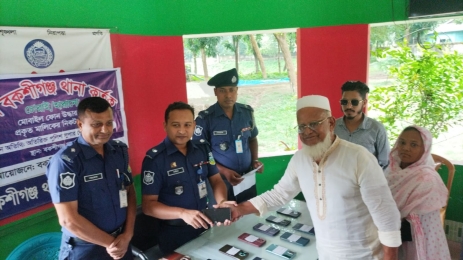 বকশীগঞ্জে চুরি হওয়া মোবাইল উদ্ধার, মালিকদের কাছে হস্তান্তর