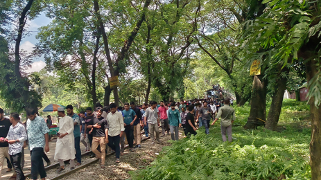 শিক্ষার্থীদের অবরোধে অচল ঢাকা-ময়মনসিংহ রেলপথ