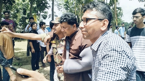 চবি শিক্ষার্থী-এলাকাবাসী সংঘর্ষে আহত ৫০
