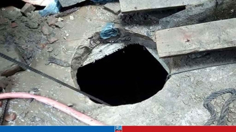 সেপটিক ট্যাংকে মিলল ৩ জনের মরদেহ   