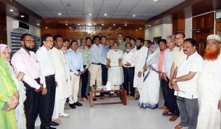খুলনা বিশ্ববিদ্যালয়ের উপাচার্যের সাথে বৃহত্তর খুলনা উন্নয়ন সংগ্রাম সমন্বয় কমিটির মতবিনিময়