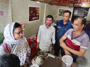 ফকিরহাট বাজারে ভ্রাম্যমাণ আদালতের অভিযান, দুই মিষ্টির দোকানে জরিমানা
