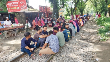 বাংলাদেশ কৃষি বিশ্ববিদ্যালয়ের শিক্ষার্থীদের রেলপথ অবরোধ  
