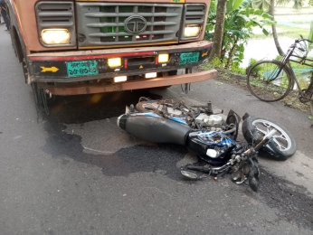 বাগেরহাটে ট্রাক-মোটরসাইকেল-ভ্যানের ত্রিমুখী সংঘর্ষে নিহত ১, আহত ২