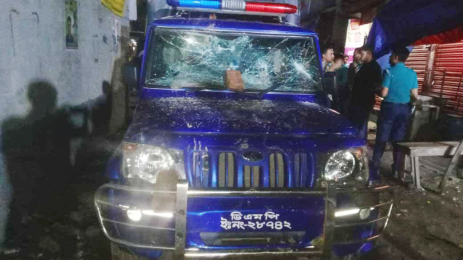 মরিচের গুঁড়া ছিটিয়ে,পুলিশকে এলোপাতাড়ি কোপায় সন্ত্রাসীরা