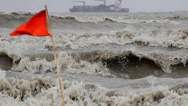 সমুদ্র বন্দরে ৩ নম্বর সতর্ক সংকেত জারি