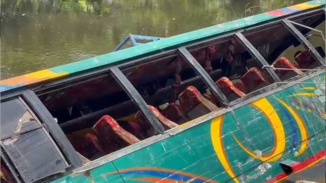 নিয়ন্ত্রণ হারিয়ে খালে যাত্রীবাহী বাস, নিহত ৫