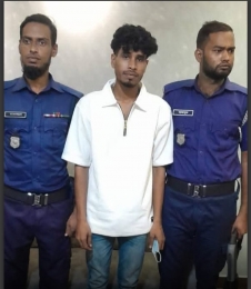 চট্টগ্রাম  হাটহাজারী মাদ্রাসার সামনে অশ্লীল অঙ্গিভঙ্গি, যুবক গ্রেপ্তার