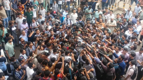 ‘ভুয়া ভুয়া’ স্লোগানে উত্তাল টিএসসি
