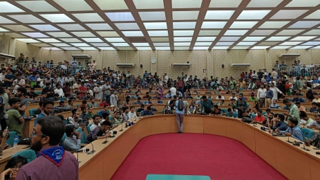 ফলাফলের অপেক্ষা, কানায় কানায় পূর্ণ সিনেট ভবন