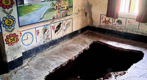 পাঁচ শিক্ষার্থী নিয়ে পুকুরে ধসে পড়ল ক্লাসরুম  