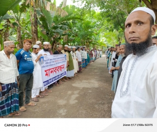 ফকিরহাটে আদালতের নিষেধাজ্ঞা অমান্য করে মসজিদের জমি দখলের অভিযোগে মহিলা মেম্বারের বিরুদ্ধে মানববন্ধন
