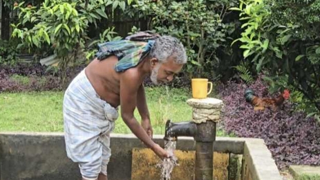 অলৌকিক নলকূপ: চাপ ছাড়াই ঝরছে অবিরাম জলধারা