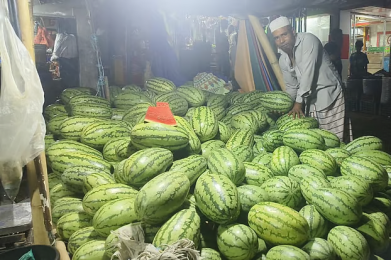 অসময়ের বাজারে লাল-হলুদ তরমুজের চমক