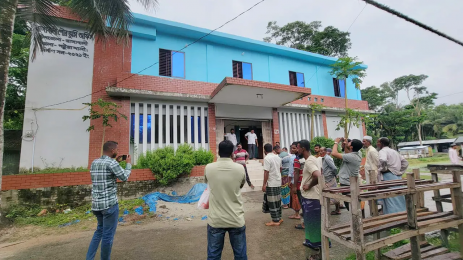 ‘ঘুষের টাকা’ ফেরত চেয়ে ভূমি কর্মকর্তাকে অবরুদ্ধ