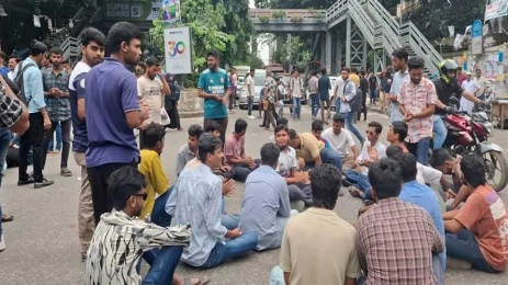 তিতুমীরের সামনে সড়ক অবরোধ শিক্ষার্থীদের 