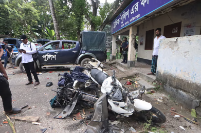 বিক্ষুব্ধ জনতার ধাওয়া খেয়ে মসজিদে আশ্রয় নিল - পুলিশ