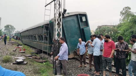 উদ্ধার হয়নি রংপুরে লাইনচ্যুত পদ্মরাগ ট্রেন, সারাদেশে যোগাযোগ বন্ধ