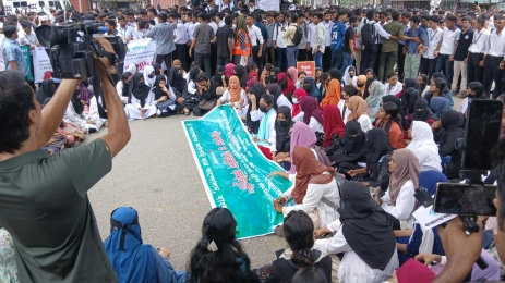  শিক্ষার্থীদের তেজগাঁওয়ে সাতরাস্তা অবরোধ, যান চলাচল বন্ধ