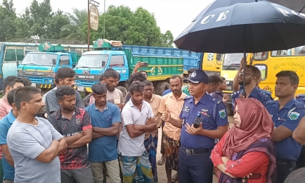 ট্রাক চুরির ঘটনায় ফিলিং স্টেশন অবরোধ