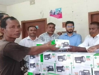 পাহাড়ী এলাকায় বন্য হাতির উৎপাত ঠেকাতে জগ-লাইট বিতরণ