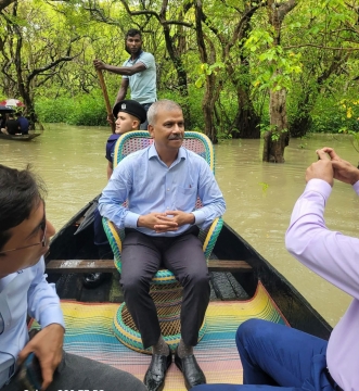 নৌকায় চড়ে ঘুরলেন আসিফ নজরুল, শুনলেন মাঝিদের গান